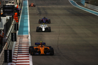 Stoffel Vandoorne, McLaren MCL33, voor Sergey Sirotkin, Williams FW41, en Brendon Hartley, Toro Rosso STR13