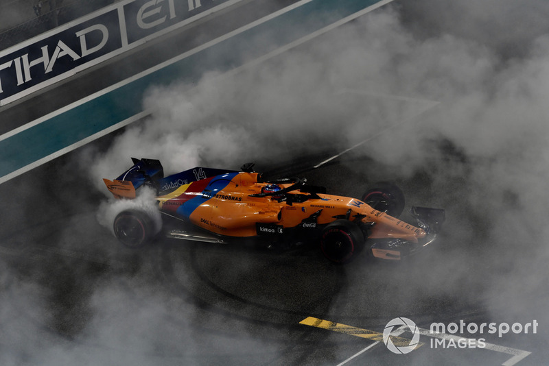 Fernando Alonso, McLaren MCL33, esegue dei donut alla fine della gara