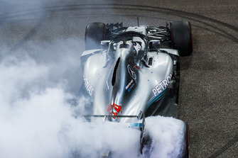 Lewis Hamilton, Mercedes AMG F1 W09 EQ Power+, 1° classificato, festeggia eseguendo dei donut alla fine della gara