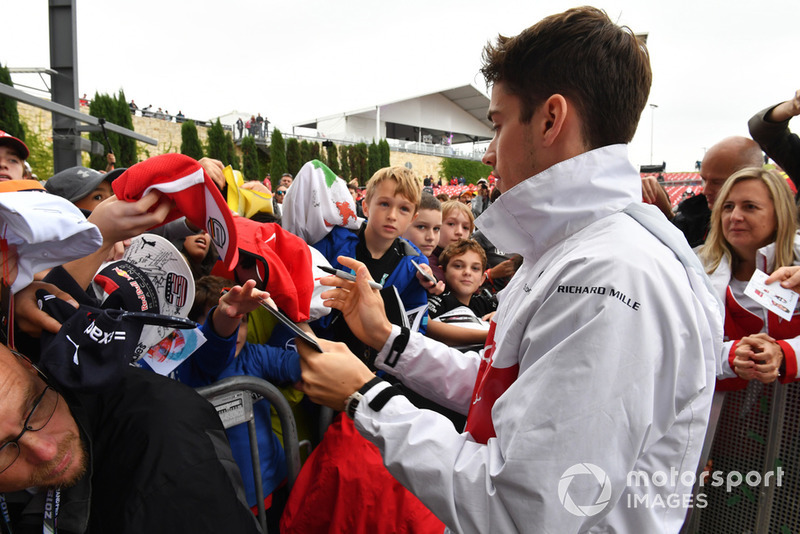 Charles Leclerc, Sauber firma autógrafos para los aficionados