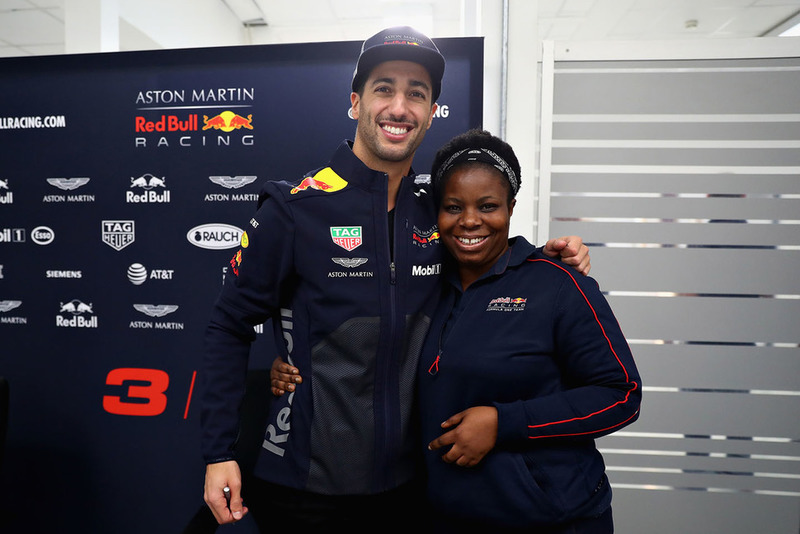 Daniel Ricciardo, Red Bull Racing pose pour une photo avec un membre de Red Bull Racing