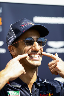 Daniel Ricciardo, Red Bull Racing, indica i suoi baffi