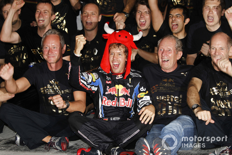 Sebastian Vettel, Red Bull Racing RB6, Helmut Marko, conseiller Red Bull, Adrian Newey, directeur technique Red Bull Racing, et l'équipe Red Bull fêtent leurs victoires