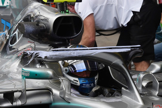 Valtteri Bottas, Mercedes-AMG F1 W09, con la vernice aerodinamica sull'halo