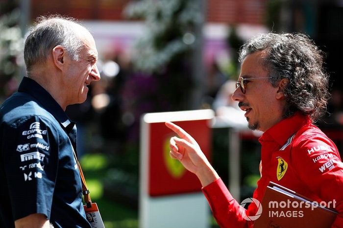 Franz Tost, Team Principal, AlphaTauri, y Laurent Mekies, director deportivo de Ferrari