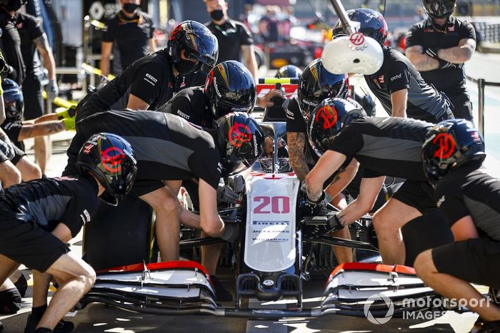 El equipo Haas F1 practica un pitstop