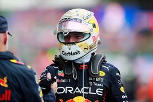 Max Verstappen, Red Bull Racing, 1ª posición, celebra con Adrian Newey, Jefe de Tecnología de Red Bull Racing, en el Parc Ferme