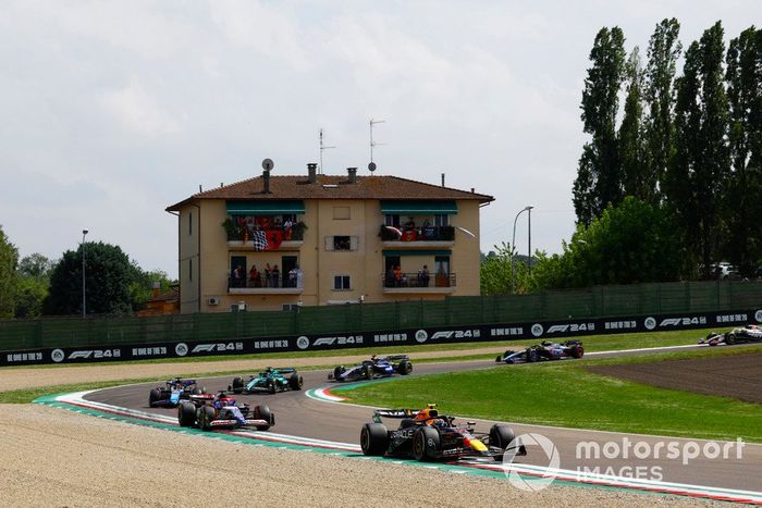 Sergio Pérez, Red Bull Racing RB20, Daniel Ricciardo, RB F1 Team VCARB 01, Esteban Ocon, Alpine A524