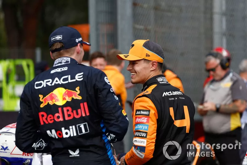 Max Verstappen, Red Bull Racing, 1ère position, Lando Norris, McLaren F1 Team, 2nde position, s'entretiennent au Parc Ferme.