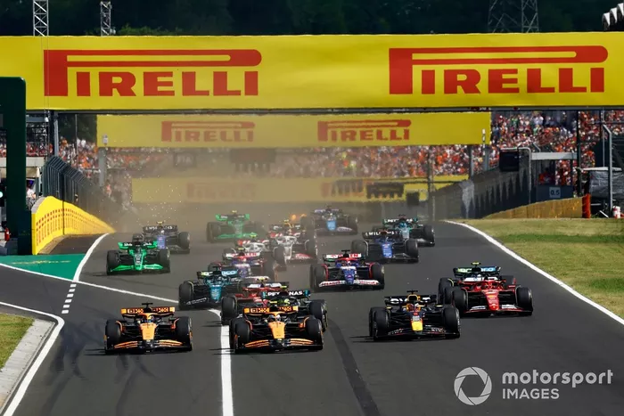 Lando Norris, McLaren MCL38, Max Verstappen, Red Bull Racing RB20, Oscar Piastri, McLaren MCL38, Fernando Alonso, Aston Martin AMR24, Charles Leclerc, Ferrari SF-24, Carlos Sainz, Ferrari SF-24, el resto de la parrilla en la salida.