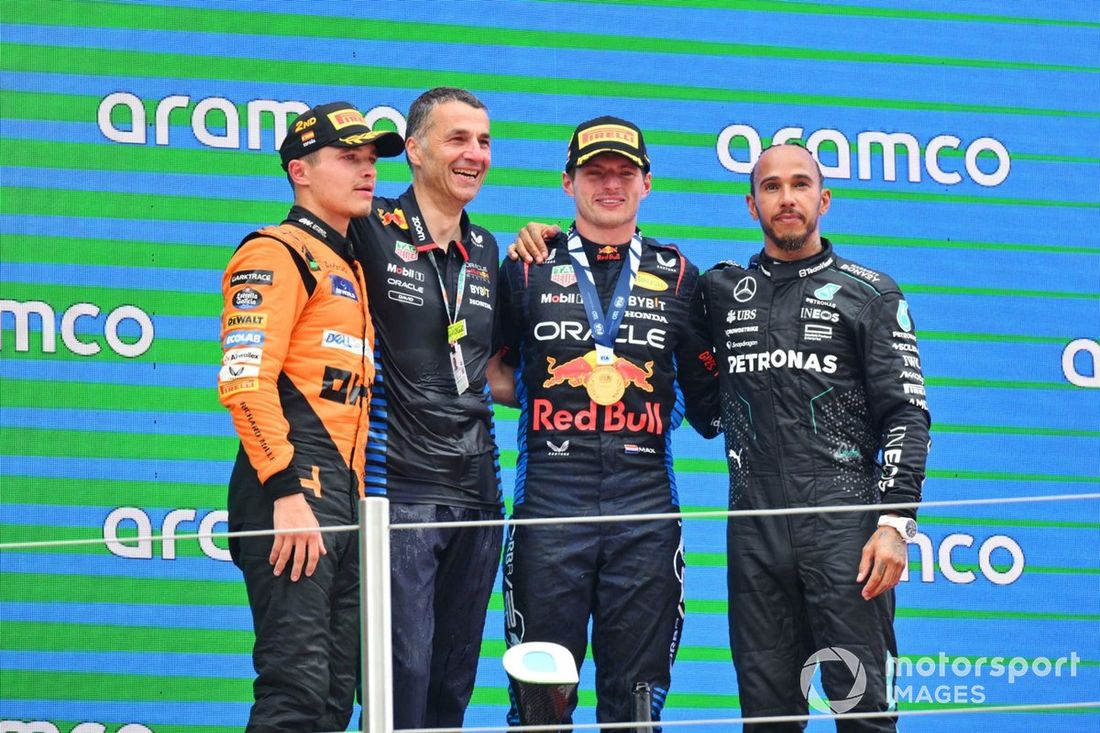 Lando Norris, McLaren F1 Team, 2. miejsce, delegat Red Bull Trophy, Max Verstappen, Red Bull Racing, 1. miejsce, Lewis Hamilton, Mercedes-AMG F1 Team, 3. miejsce, na podium