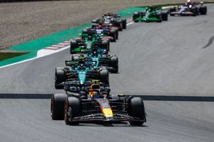 Sergio Pérez, Red Bull Racing RB20, Fernando Alonso, Aston Martin AMR24, Lance Stroll, Aston Martin AMR24