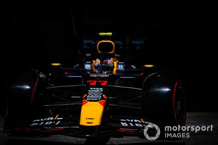 Sergio Pérez, Red Bull Racing RB20, sale del garaje
