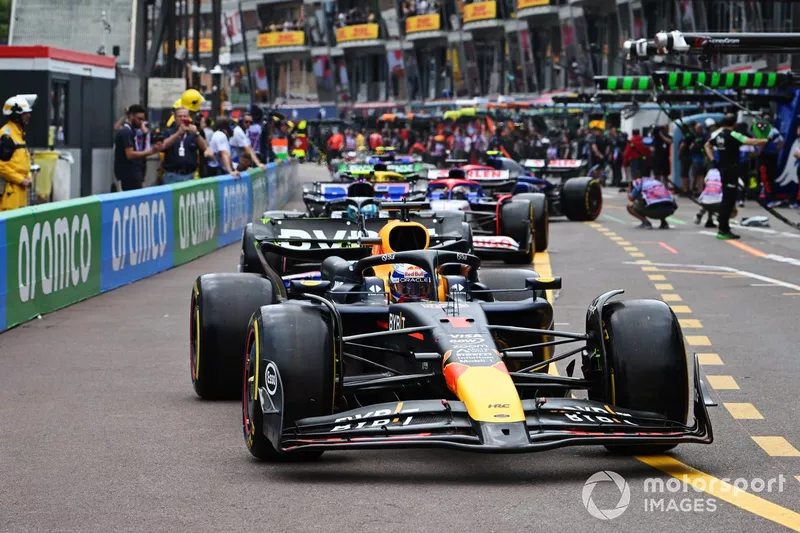 Max Verstappen, Red Bull Racing RB20, nella corsia dei box