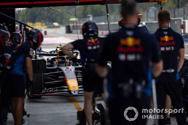 Sergio Perez, Red Bull Racing RB20, dans les stands lors de la FP3