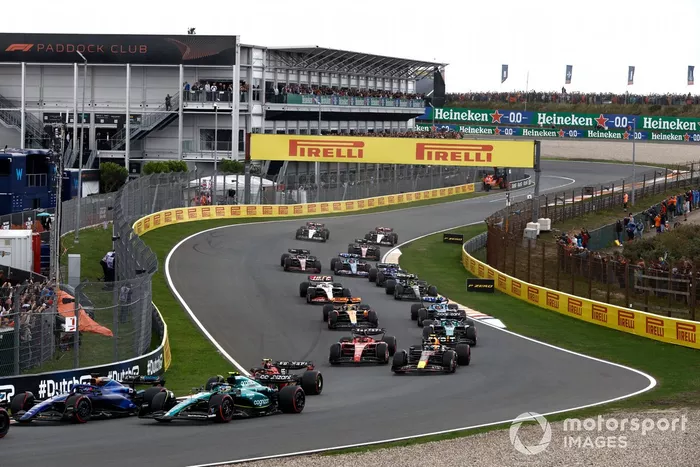 Alex Albon, Williams FW45, Fernando Alonso, Aston Martin AMR23, Carlos Sainz, Ferrari SF-23, Sergio Pérez, Red Bull Racing RB19, Charles Leclerc, Ferrari SF-23, el resto de la parrilla en la salida.