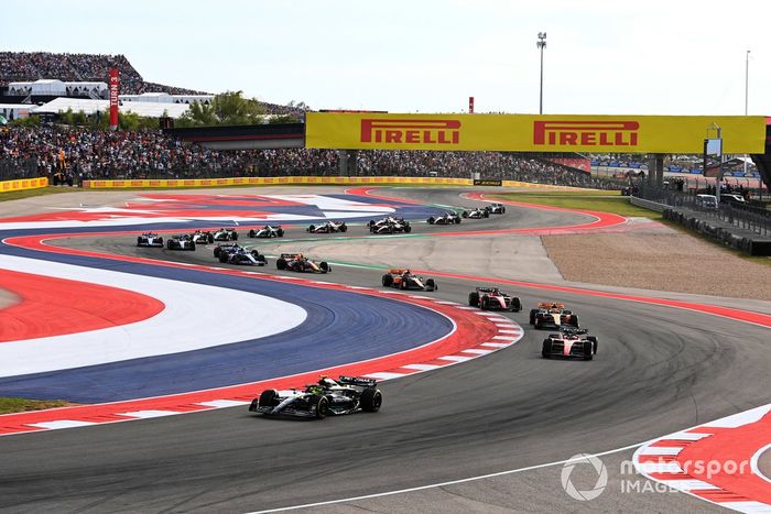 Lewis Hamilton, Mercedes F1 W14, Charles Leclerc, Ferrari SF-23, Lando Norris, McLaren MCL60, Carlos Sainz, Ferrari SF-23, el resto de la parrilla en la primera vuelta.