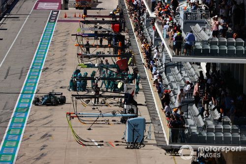 George Russell, Mercedes F1 W14 sale del box tras una parada en boxes