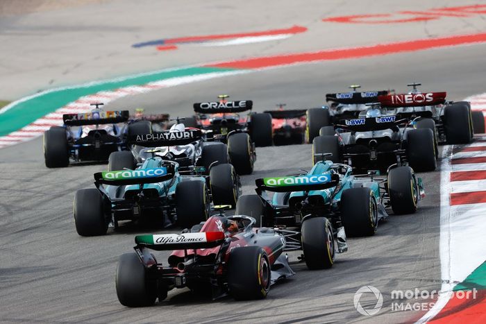 Esteban Ocon, Alpine A523, Daniel Ricciardo, AlphaTauri AT04, Fernando Alonso, Aston Martin AMR23, Lance Stroll, Aston Martin AMR23, Zhou Guanyu, Alfa Romeo C43, en la salida.