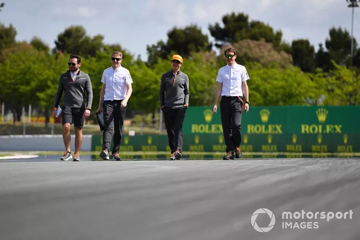 Lando Norris, McLaren caminando por el circuito