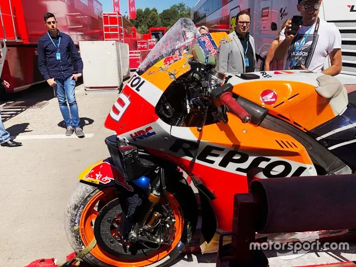 Moto de Jorge Lorenzo após queda no teste em Barcelona