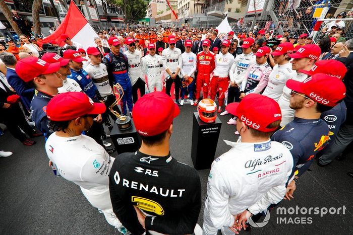 Pilotos rinden tributo a Niki Lauda 