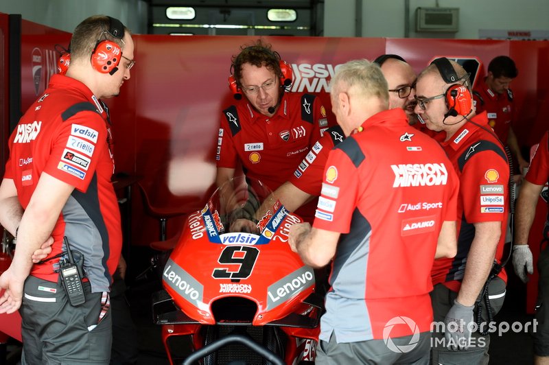 У боксах Ducati Team