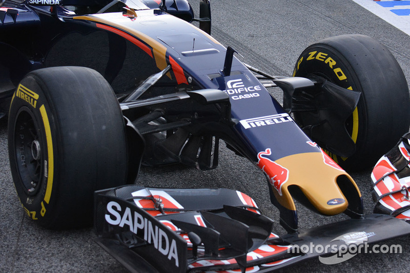 Detalle frontal de la Scuderia Toro Rosso STR11