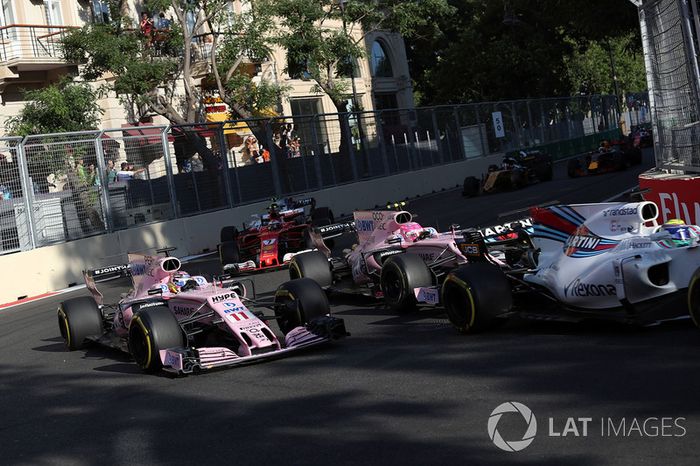 Por falar em companheiros de equipe, tivemos mais um round - e um toque - entre Sergio Pérez e Esteban Ocon, com o mexicano sendo obrigado a abandonar logo depois.