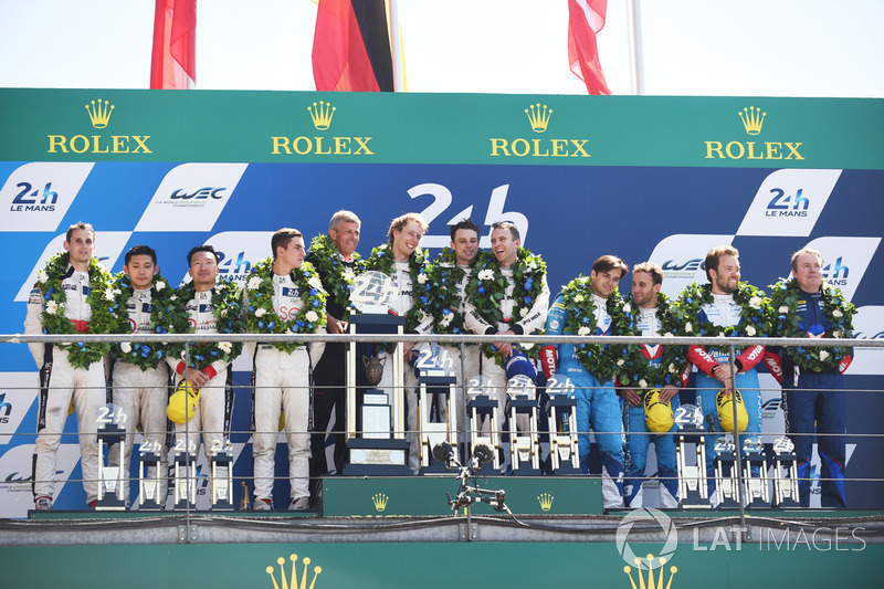 Podium du général : les vainqueurs Timo Bernhard, Earl Bamber, Brendon Hartley, Porsche Team, les deuxièmes, Ho-Pin Tung, Oliver Jarvis, Thomas Laurent, DC Racing, les troisièmes, Mathias Beche, David Heinemeier Hansson, Nelson Piquet Jr., Vaillante Rebellion Racing