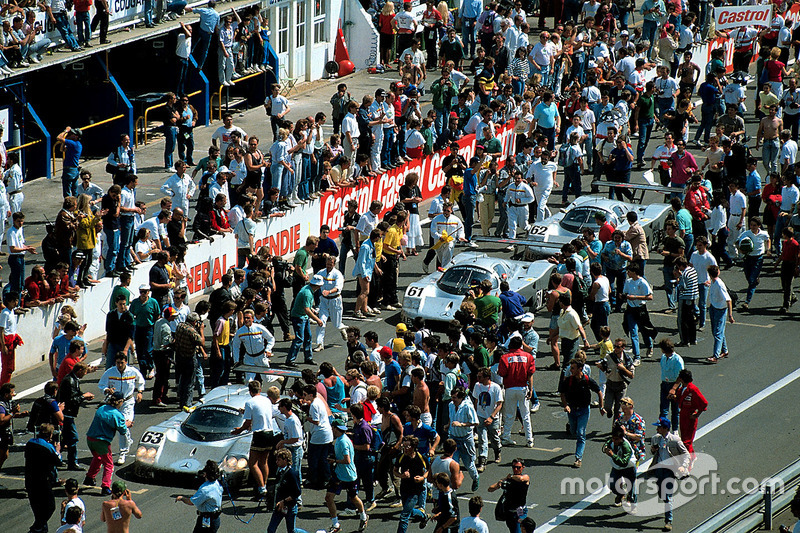 Vetture dopo la bandiera a scacchi, #63 Team Sauber Mercedes, Sauber C9 Mercedes-Benz: Jochen Mass, Manuel Reuter, Stanley Dickens, #61 Team Sauber Mercedes, Sauber C9 Mercedes-Benz: Mauro Baldi, Kenny Acheson, Gianfranco Brancatelli, #62 Team Sauber Mercedes, Sauber C9 Mercedes-Benz: Jean-Louis Schlesser, Jean-Pierre Jabouille, Alain Cudini