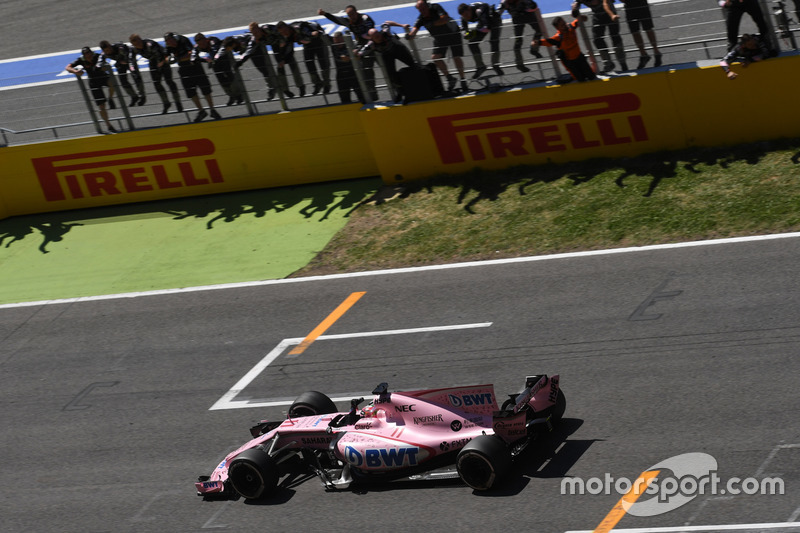 Sergio Perez, Sahara Force India VJM10 passe la ligne