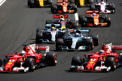 Départ : Sebastian Vettel, Ferrari SF70H, devant Kimi Raikkonen, Ferrari SF70H, Valtteri Bottas, Mercedes AMG F1 W08, Lewis Hamilton, Mercedes AMG F1 W08, Daniel Ricciardo, Red Bull Racing RB13, Fernando Alonso, McLaren MCL32