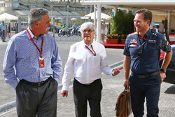 Chase Carey, presidente del Grupo de la Fórmula 1 con Bernie Ecclestone y Christian Horner, jefe de