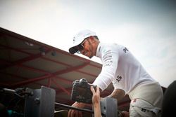 Ganador, Lewis Hamilton, Mercedes AMG F1, celebra con los fans