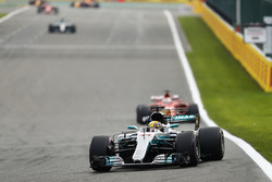 Lewis Hamilton, Mercedes AMG F1 W08, Sebastian Vettel, Ferrari SF70