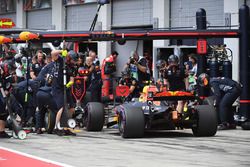 Max Verstappen, Red Bull Racing RB13 pit stop
