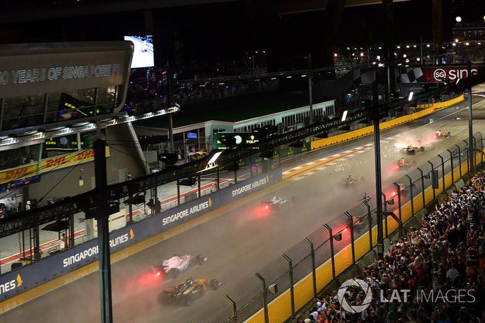 Choque de Sebastian Vettel, Ferrari SF70H,  Kimi Raikkonen, Ferrari SF70H y Max Verstappen, Red Bull Racing RB13 en la arrancada