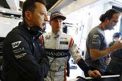 Yusuke Hasegawa, Director Gerente a oficial de Honda, con Stoffel Vandoorne, McLaren