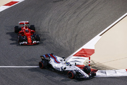Felipe Massa, Williams FW40, Kimi Raikkonen, Ferrari SF70H