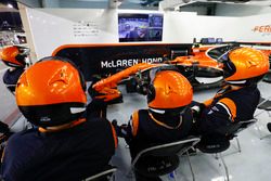 Les mécaniciens McLaren regardent la course dans le garage de Stoffel Vandoorne, McLaren MCL32