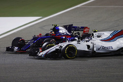 Crash: Lance Stroll, Williams FW40; Carlos Sainz Jr., Scuderia Toro Rosso STR12