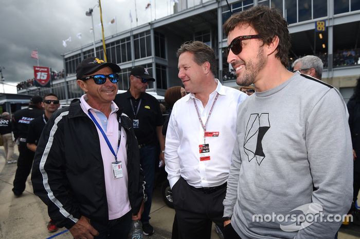 Roberto Moreno, Zak Brown, McLaren CEO, Fernando Alonso in griglia