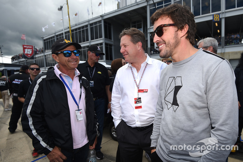 Roberto Moreno, Zak Brown, CEO McLaren dan Fernando Alonso berada di grid