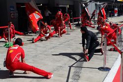 Mecánicos de Ferrari en el pitlane