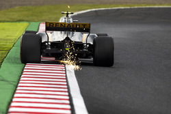 Jolyon Palmer, Renault Sport F1 Team RS17 envoie des étincelles en l'air