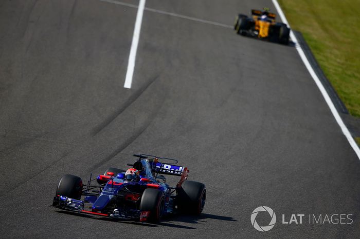 Pierre Gasly, Scuderia Toro Rosso STR12, Jolyon Palmer, Renault Sport F1 Team RS17