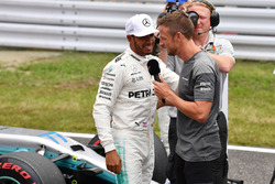 Le poleman Lewis Hamilton, Mercedes AMG F1 et Jenson Button, dans le Parc Fermé