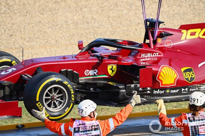 El monoplaza de Sebastian Vettel, Ferrari SF1000,es montado en una grúa