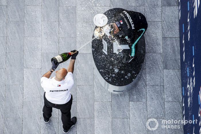 Podio: ganador de la carrera Valtteri Bottas, Mercedes-AMG F1, tercer lugar Lewis Hamilton, Mercedes-AMG F1